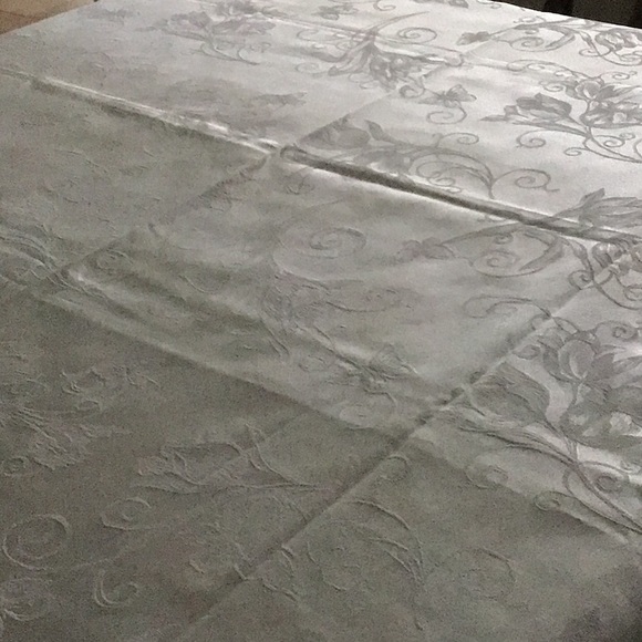 Ivory damask tablecloth - Picture 4 of 4